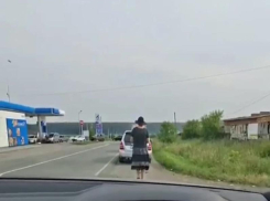 Женщина «заняла очередь» на АЗС пешком: и видео с ней сразу завирусилось