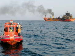 Спасатели потушили пожар на двух судах, которые загорелись в море недалеко от Анапы