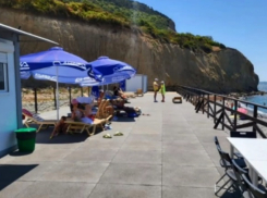 «За деньги да»: на пляже ВДЦ «Смена» отдыхают гости отеля 