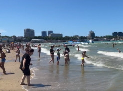 Отдыхающие в Анапе всё равно купаются в море, несмотря на запрет