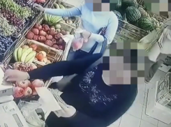 Видео: две женщины обманывают продавцов при расчетах на кассе в магазинах Анапы