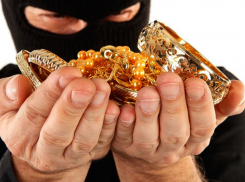 Не совладал с собой: анапчанин, содержавший наркопритон, украл золото, деньги и жемчуг