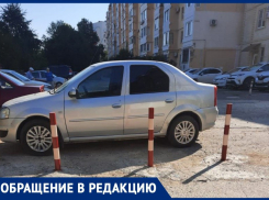 Столбики раздора: анапчане просят проверить законность установки заградительных столбиков во дворе жилого дома 