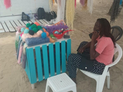 Плетущих косички темнокожих дам привлекли к ответственности анапские полицейские