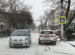 Жертвы первого снега: возле горбольницы Анапы столкнулись такси и легковушка