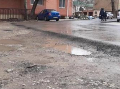 В Анапе во дворе дома №113 по ул. Крылова ремонт во дворе закончили, а ямы остались