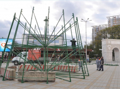 На Театральной площади в Анапе устанавливают главную городскую ёлку 