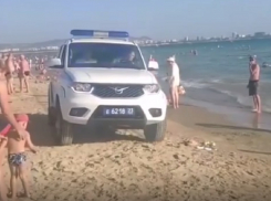 В полиции Анапы ответили на критику за езду с мигалками по пляжу