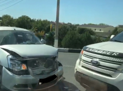 В Витязево под Анапой не разъехались на дороге «Ниссан» и «Форд Эксплорер»