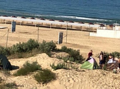 Туристы в Анапе разбили на пляже палатки и наплевали на требования Роспотребнадзора