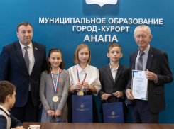 Анапчан из кружка моделирования «Планерок» наградили в администрации города