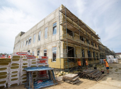 Готовность детского сада в Витязево – 50%: идут кровельные и фасадные работы