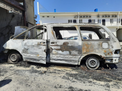 В Анапе на улице Астраханской полностью сгорела «Тойота»