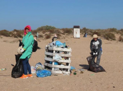 С пляжа Витязево под Анапой вывезли 10 кубометров мусора