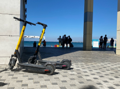 «Безнаказанность порождает преступность»: отдыхающих в Анапе смущают самокатчики