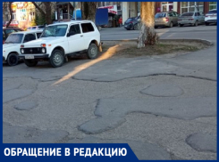 Во дворе дома №44 по улице Чехова в Анапе разбита парковка и 40 лет не ремонтировали детскую площадку