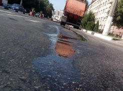 Анапские мусоровозы поливают дороги вонючей жижей