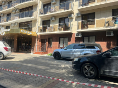 У отеля «Мишель» в Анапе демонтировали незаконный шлагбаум - машины все равно паркуются