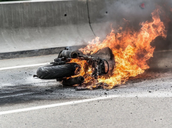 Пламя и столб дыма напугали отдыхающих в Анапе