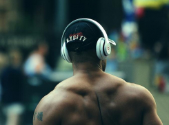 В Беларуси пешеходам запретят переходить дорогу в наушниках: нужно ли такое в Анапе?