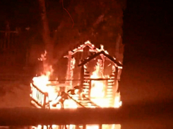 В Анапе дотла сгорела детская площадка – возможен поджог