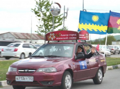 Более 100 автомобилей в Анапе участвовали в автопробеге в честь Дня Победы
