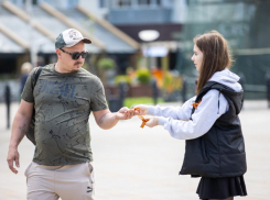 В Анапе начали раздавать Георгиевские ленты