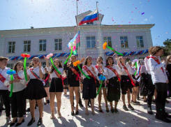 Последний звонок сегодня прозвучал для более 1000 анапских выпускников