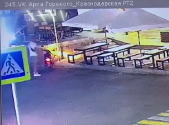 В Анапе приезжий угнал мопед у курьера – момент преступления попал на видео