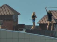 Опасное видео в Анапе: ради крутого селфи девчонки танцевали на краю крыши высотки