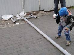 Прямо сейчас: в Анапе семью с маленьким ребенком едва не покалечил упавший столб