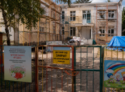 Многодетная мать попросила главу Анапы ускорить ремонт детсада в Чембурке
