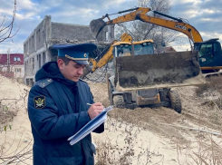 Под контролем судебных приставов: на анапском пляже осуществляется снос незаконного строения