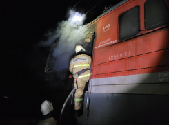 На железной дороге под Анапой загорелся поезд