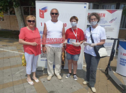 В Анапе на Театральной площади открыта информационная точка «Волонтёры Конституции»