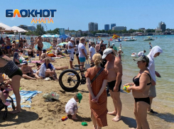 Было Черное море – стало зеленое: обстановка на Центральном пляже Анапы 11 июня