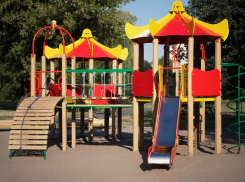 Врачи бьют тревогу: трое детей в Анапе за неделю получили серьезные травмы на детских площадках