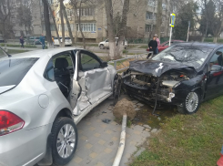 ДТП в Анапе: от удара искореженные машины выбросило на тротуар