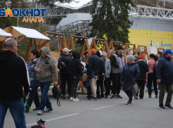 На Горького в Анапе не протолкнуться: горожане и гости курорта празднуют Масленицу