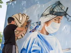 Анапские художники посвятили граффити на трансформаторной будке медикам