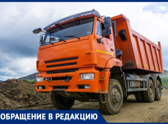 Опасность на дороге: житель ЖК «Горгиппии» бьет тревогу из-за неправильной перевозки грунта грузовиками 