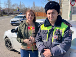 В Анапе полицейские останавливали женщин, чтобы подарить им цветы