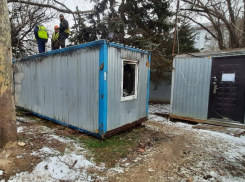 В Анапе горели строительный вагончик и хозпостройка