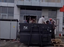 Анапчане атаковали помойку возле горевшего «Магнита» на Крестьянской