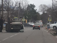 Прямо сейчас! В центре Анапы авария: иномарка перевернулась на крышу