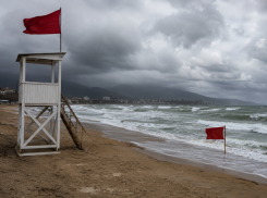В Анапе запретили купаться в море из-за шторма и опасного течения