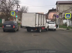 В Анапе хлебовозка врезалась в учебный автомобиль