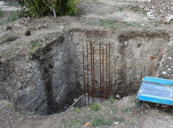 «Опасно для жизни!» - в п. Сукко повсюду разрыты ямы, из которых торчит железная арматура