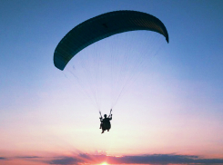 Испытайте свою смелость: «Блокнот Анапа» дарит полёт на параплане за одно фото 