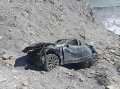 Погибла женщина-водитель упавшей в обрыв Mazda в Анапе